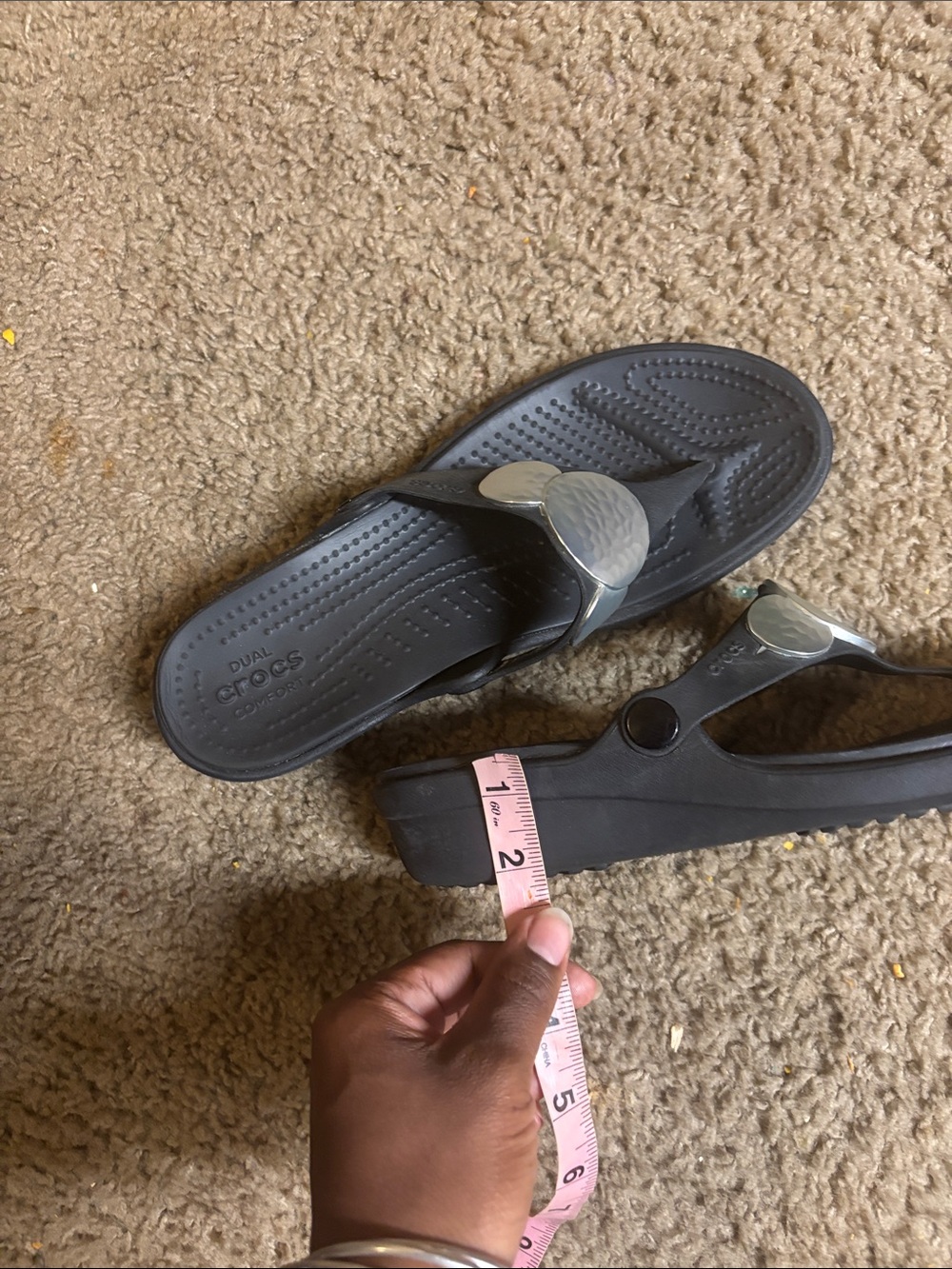 Crocs Sanrah Black Hammered Metallic Silver Thong Size 8 Wedge Flip Flop Sandals - Picture 5 of 5